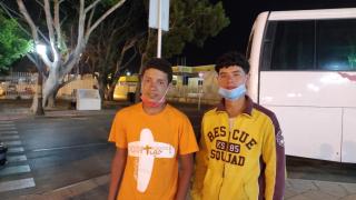 Yassim (izquierda) y Marwan, dos jóvenes marroquís que han entrado de forma irregular en Ceuta.