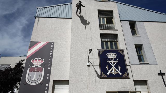 Un militar de la Agrupación de Infantería de Madrid (AGRUMAD) trepa por una pared durante la simulación de una actuación, a 17 de mayo de 2021, en Madrid, (España)