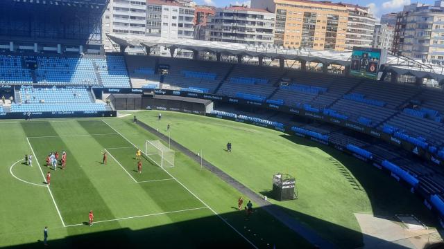 Vista general del estadio de Balaídos durante el Celta B – Cultural Leonesa, con público en Tribuna y Marcador en obras