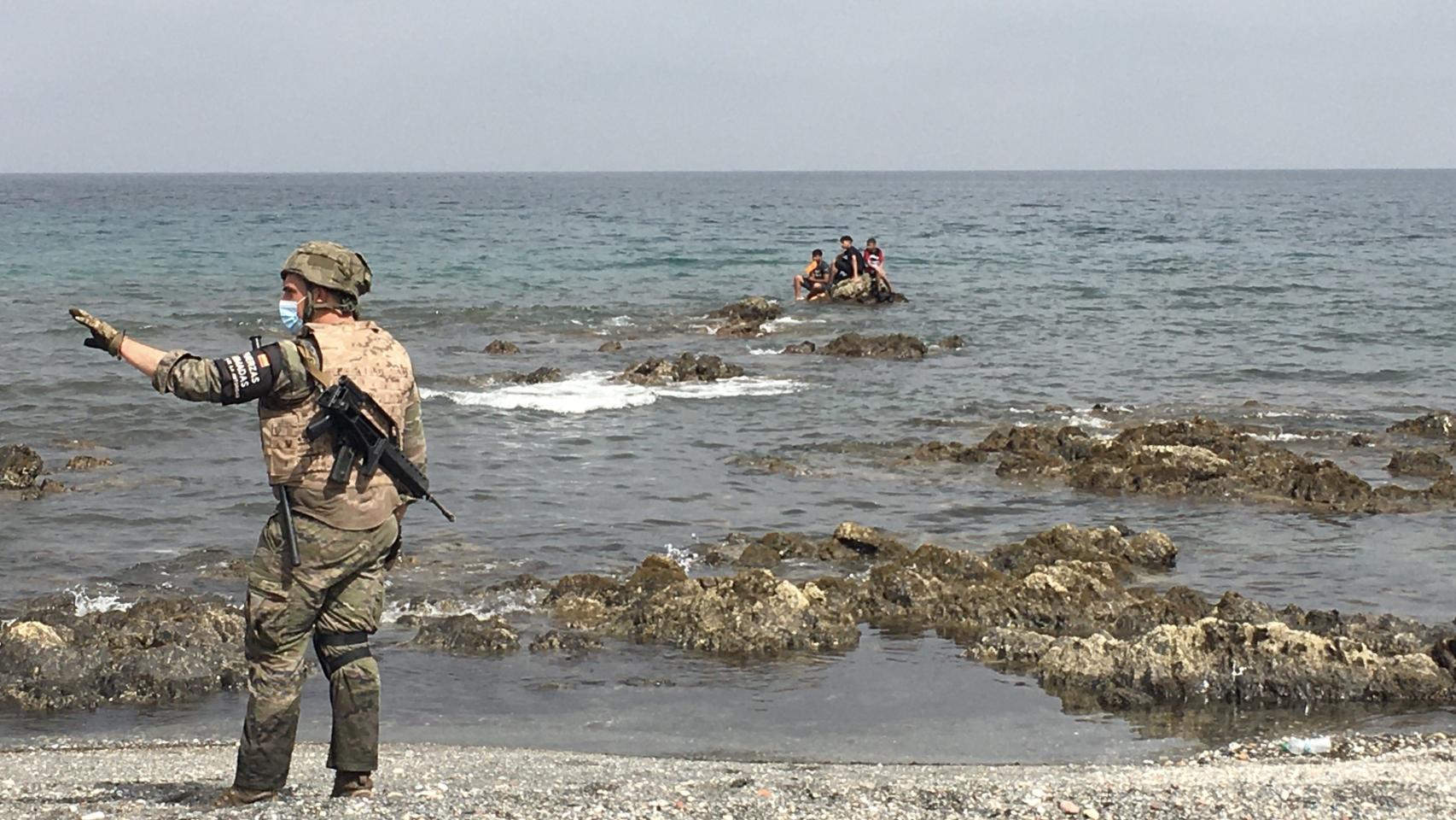 Los militares llevan trabajando sin descanso desde el martes, contemplando escenas estremecedoras.