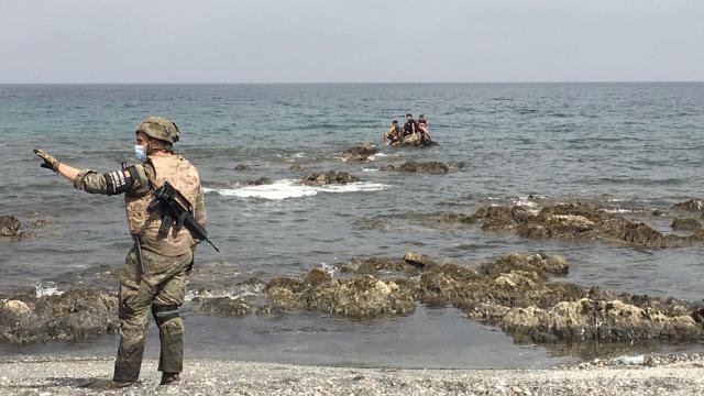 Los militares llevan trabajando sin descanso desde el martes, contemplando escenas estremecedoras.