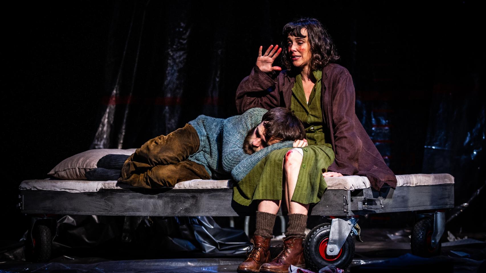 Ricardo Gómez y Belén Cuesta en un momento de 'El hombre almohada'. Foto: Elena C. Graino