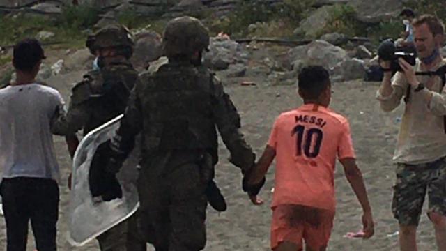 Varios menores llegan a Ceuta desde Marruecos.