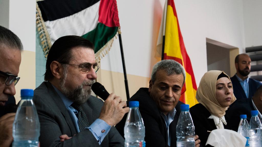 González de Careaga, micrófono en mano, durante un coloquio.