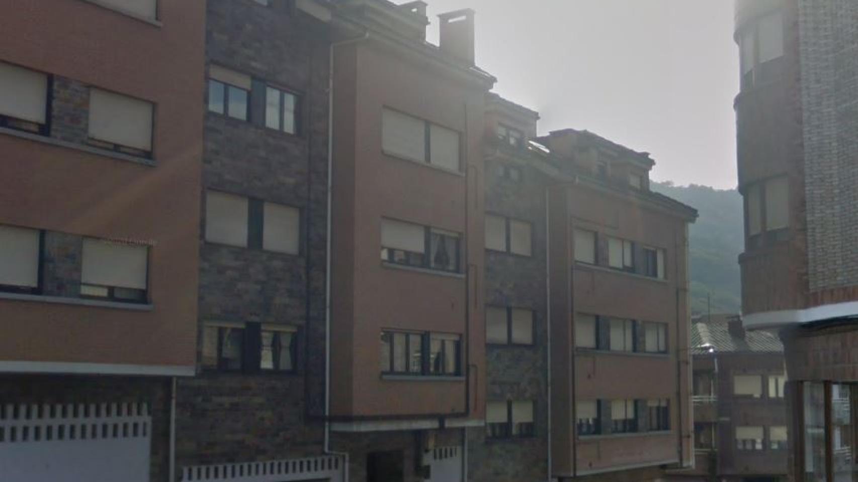La calle Puerto de Tarna, en Pola de Laviana (Asturias), donde ha tenido lugar el suceso.