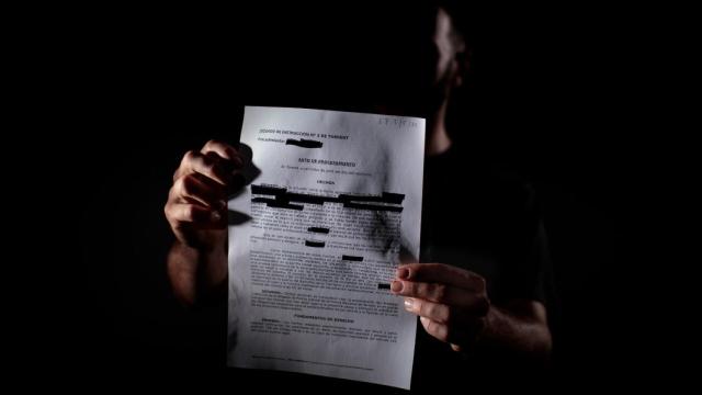 Francisco muestra el auto de su procesamiento por homicidio.