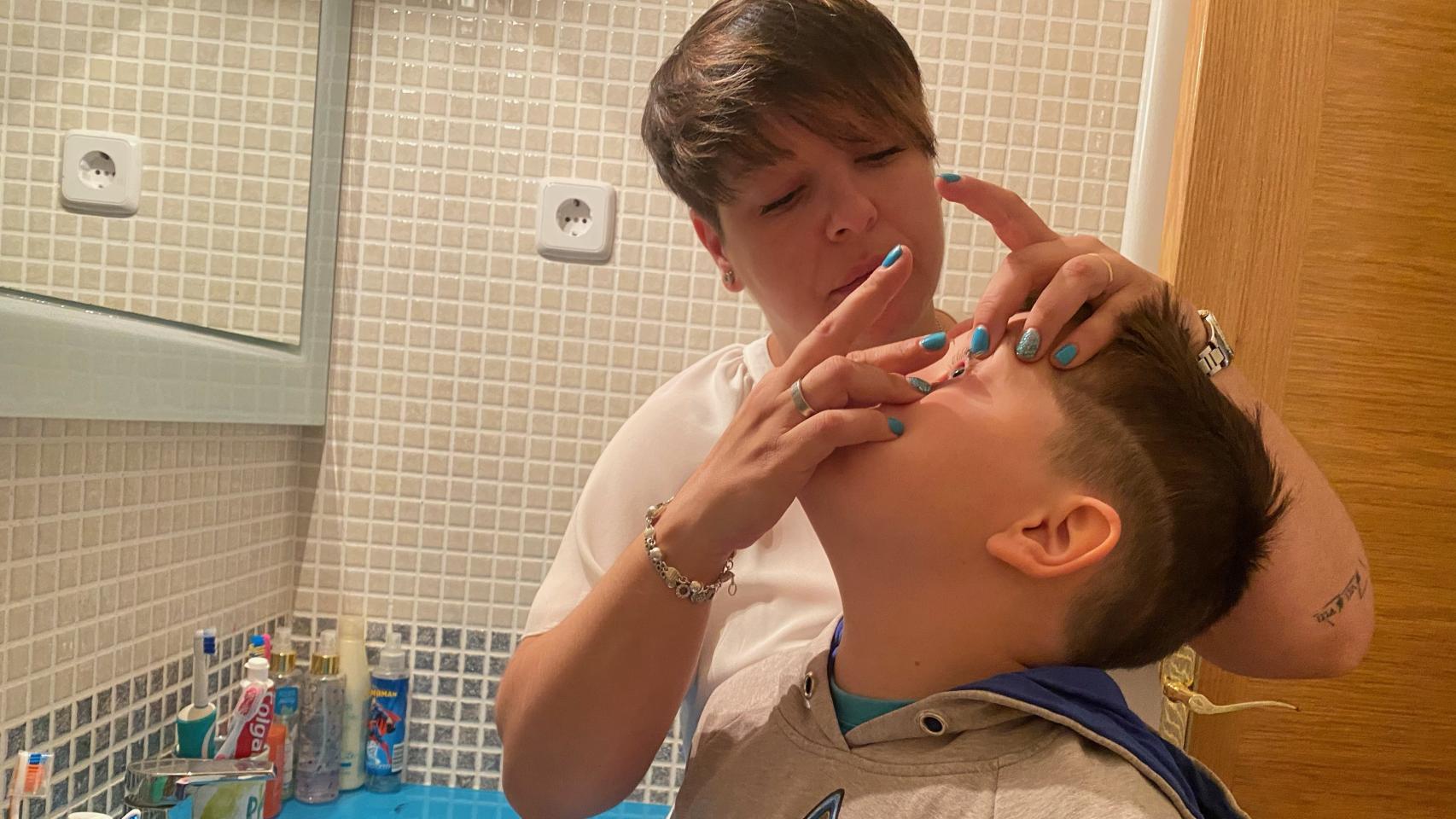 Aroa Chaparro, cada mañana, ayuda a su hijo Pablo a ponerse sus lentillas.