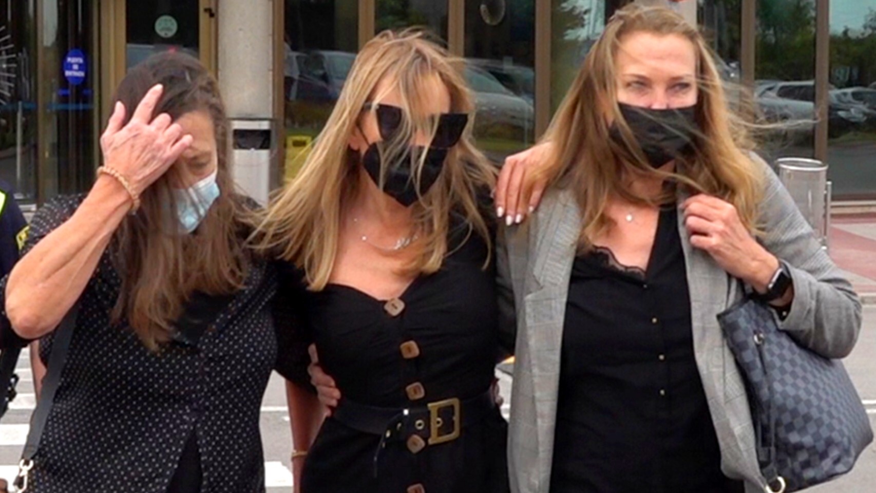 Ana Obregón, flanqueada por sus hermanas, Celia y Amalia.