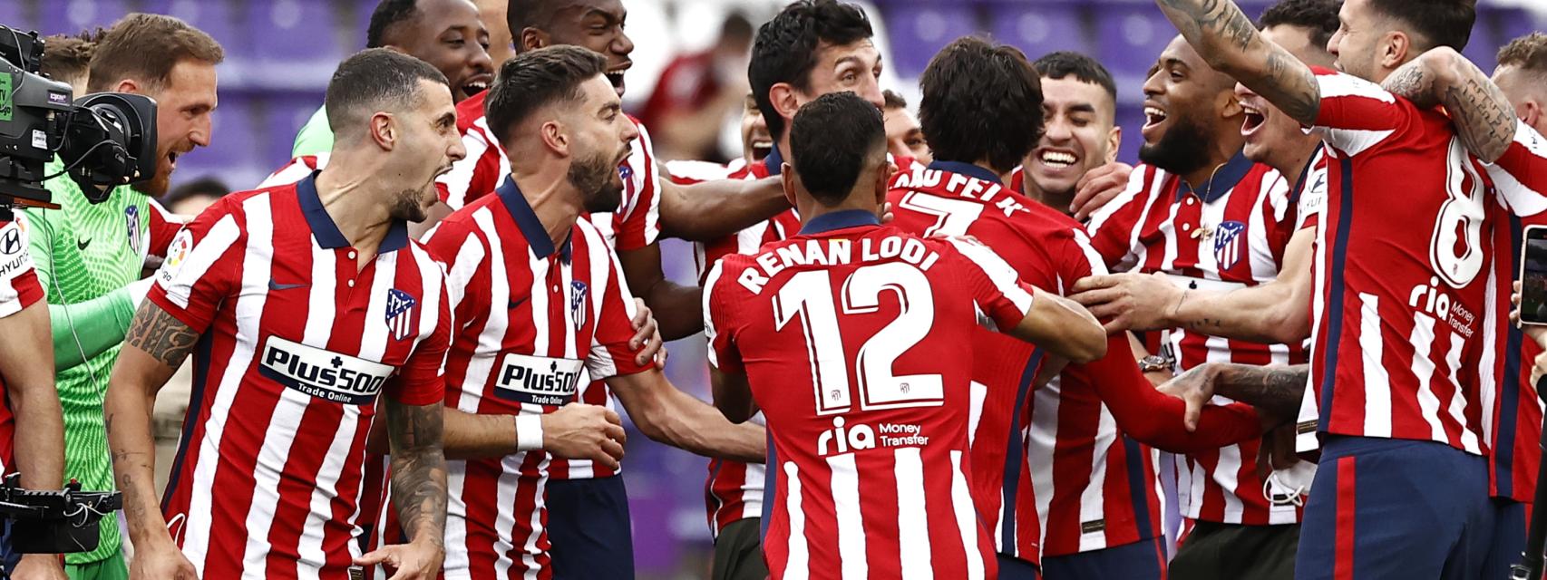 Los jugadores del Atlético de Madrid celebran el título de Liga sobre el césped del José Zorrilla