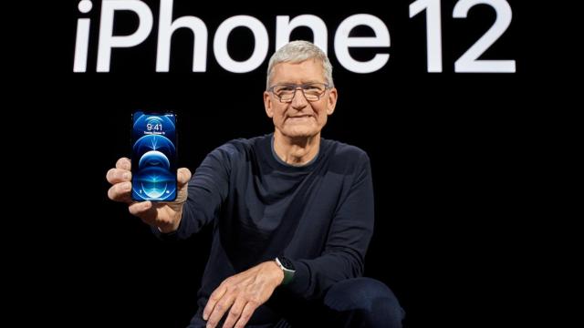 Tim Cook, con el iPhone 12.