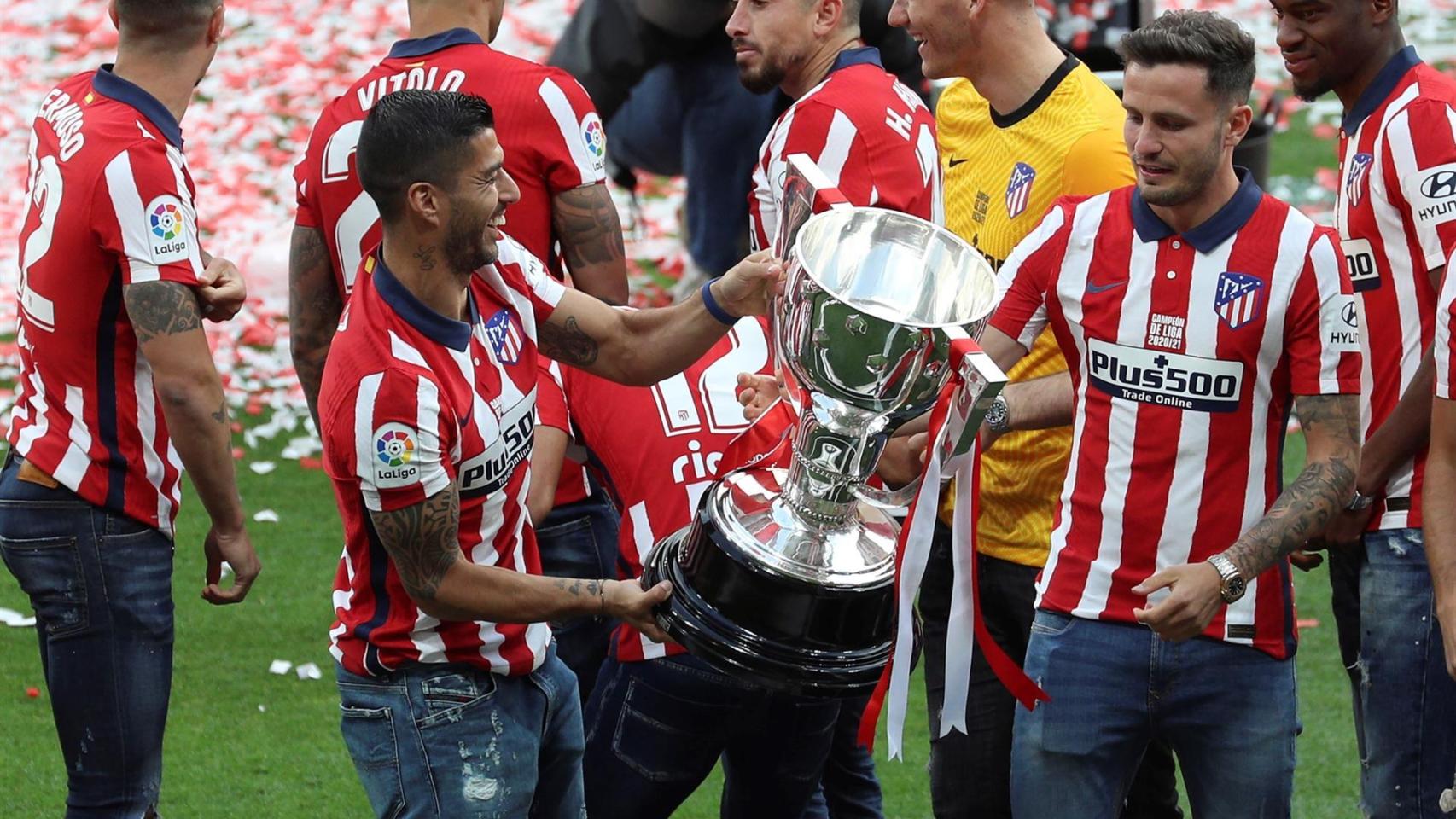 Luis Suárez y Saúl con el título de La Liga