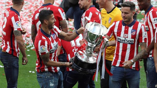 Luis Suárez y Saúl con el título de La Liga