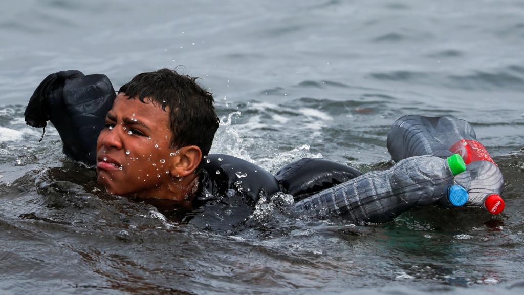 Aschraf Sabir, de 16 años, trata de alcanzar la playa de Ceuta desde Marruecos, el 19 de mayo de 2021.