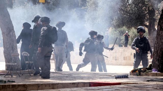 Las fuerzas de seguridad israelíes se enfrentan a los ciudadanos palestinos en la ciudad vieja de Jerusalén.
