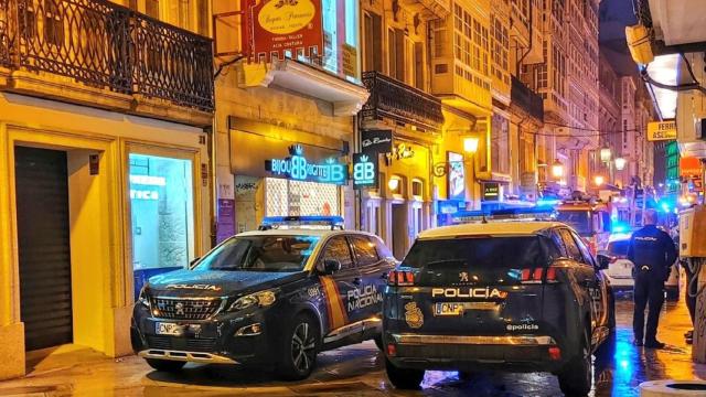 Despliegue policial y de bomberos, ayer en la calle Real de A Coruña.