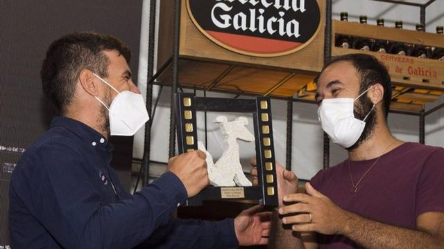 El cineasta Álvaro Gago, recoge un premio en la última edición del Festival de Cans.