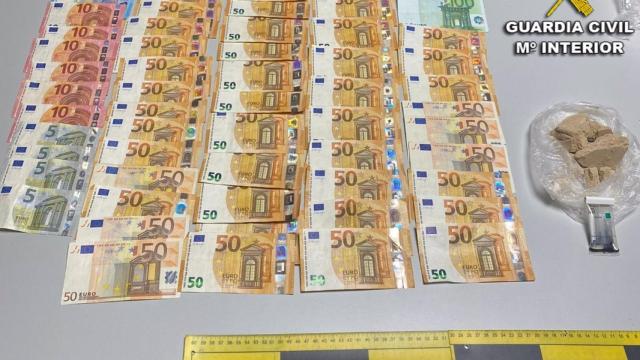 Detienen a un vecino de Salceda (Pontevedra) con 157 gramos de heroína y 2.500 euros