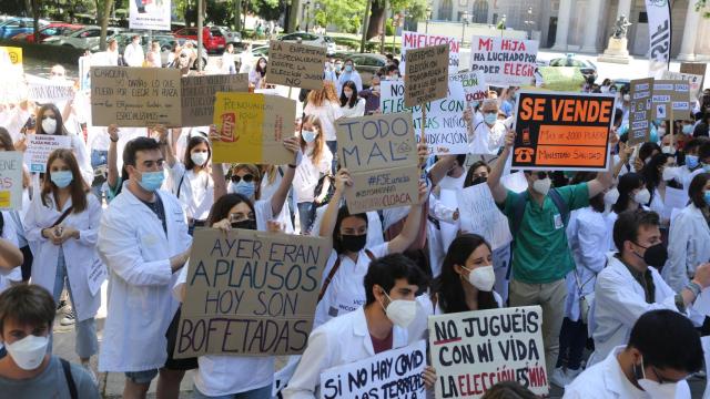 Futuros médicos internos residentes (MIR) frente a las puertas del Ministerio de Sanidad. Manifestación de 2021.