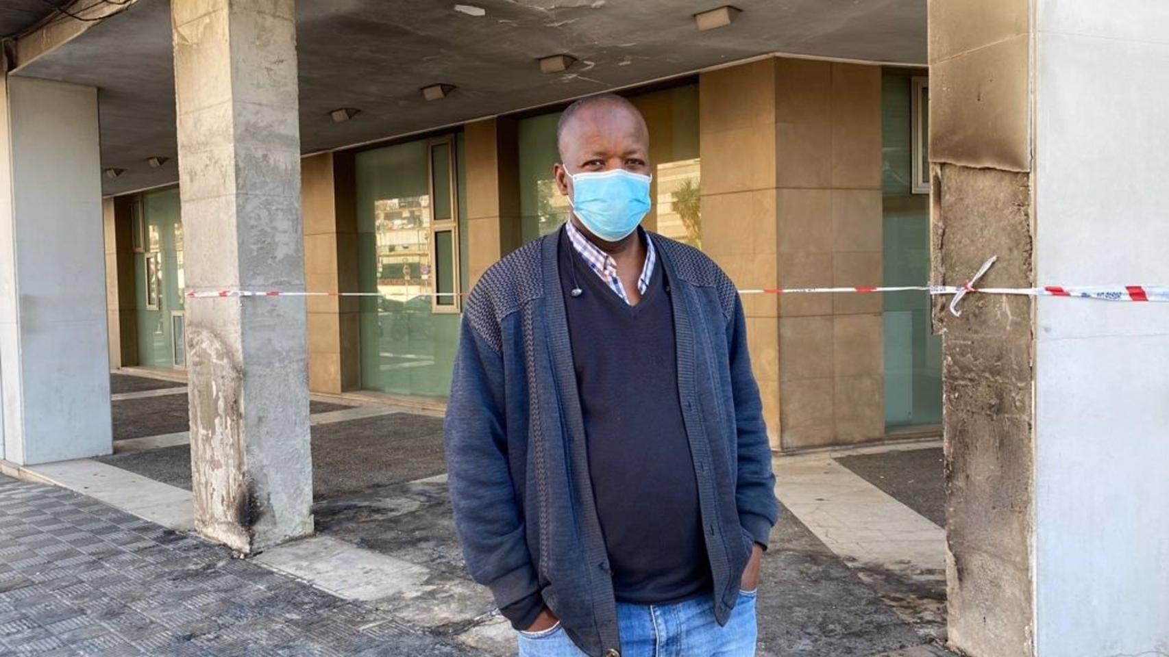 Jimy, un senegalés afincando en Sevilla en el lugar donde tenía su puesto que ha sido quemado.
