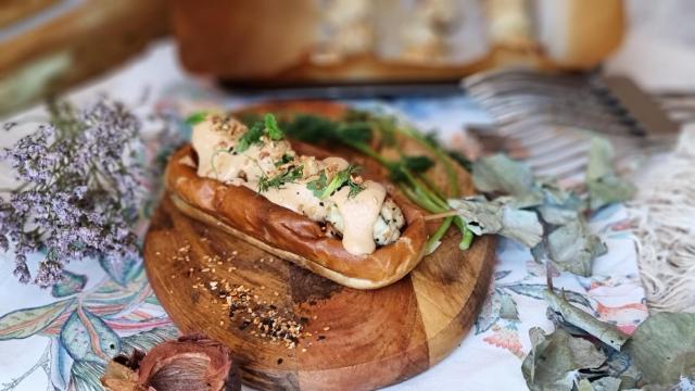 Bocadillo de albóndigas de pollo estilo thai