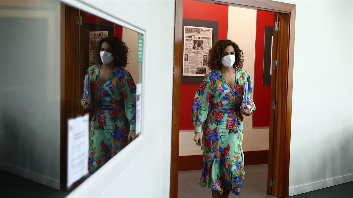 La portavoz del Gobierno, María Jesús Montero, entrando a la rueda de prensa tras el Consejo de Ministros del martes.