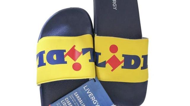 Las chanclas de Lidl que están a la venta como artículo de lujo.