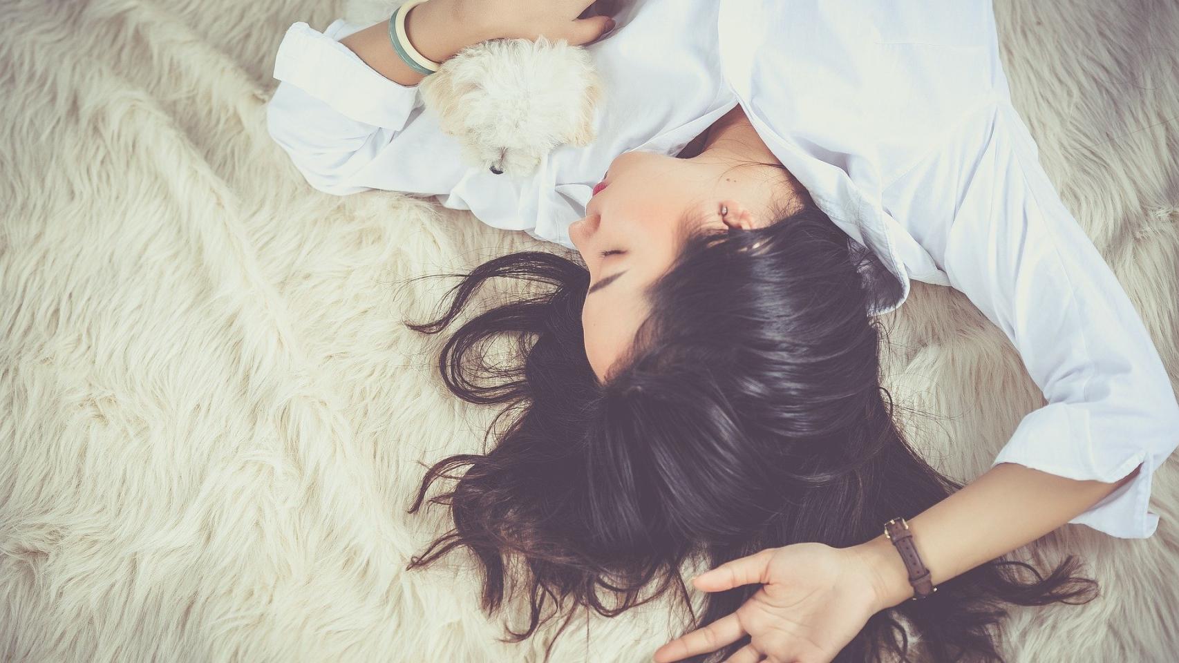 6 motivos por los que tu perro duerme contigo