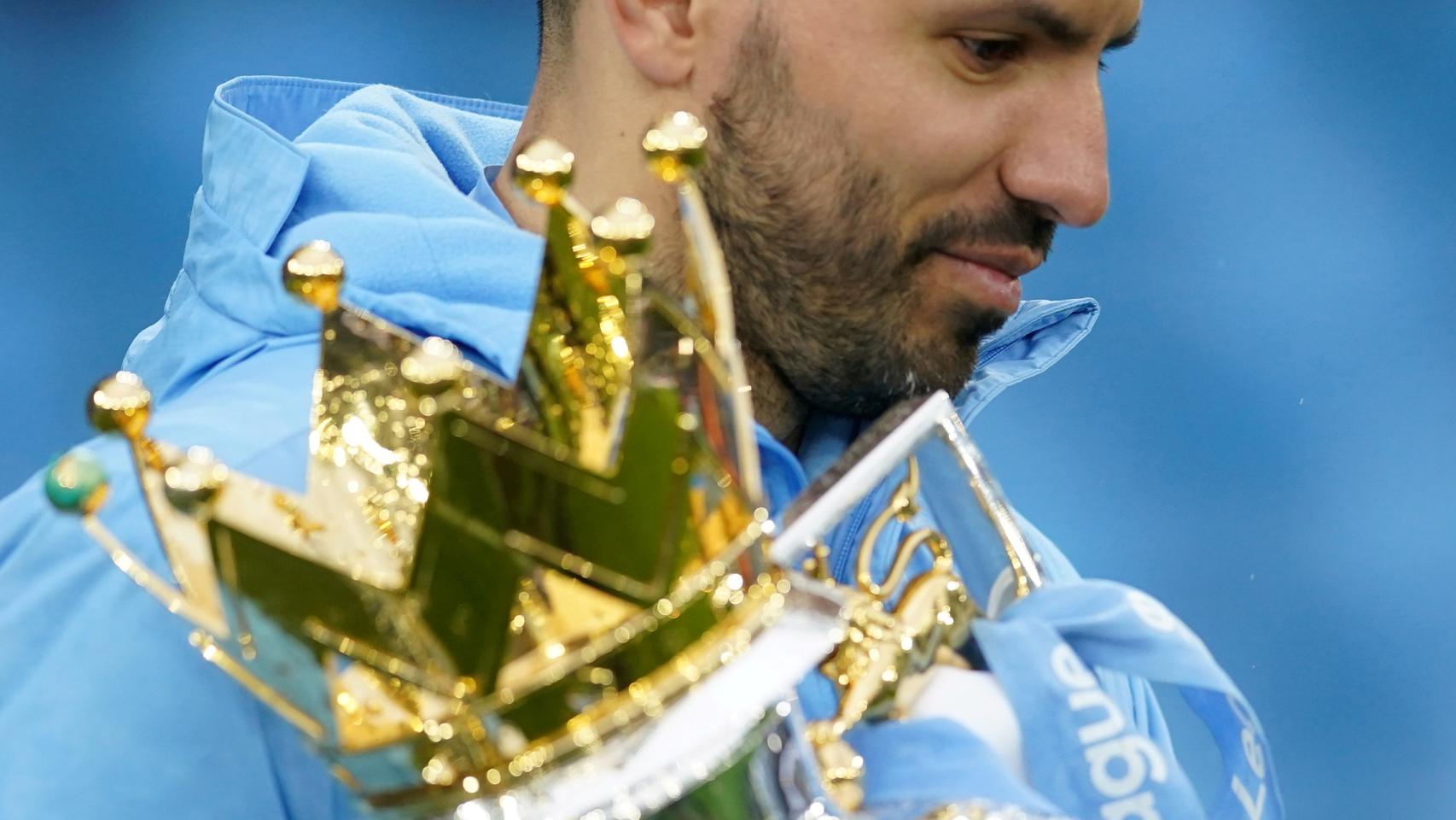 Kun Agüero con el título de la Premier League