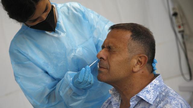 Un sanitario hace un test de antígenos en Can Milà (Barcelona).