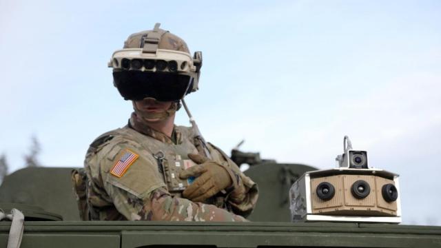 Soldado con gafas de realidad aumentada.