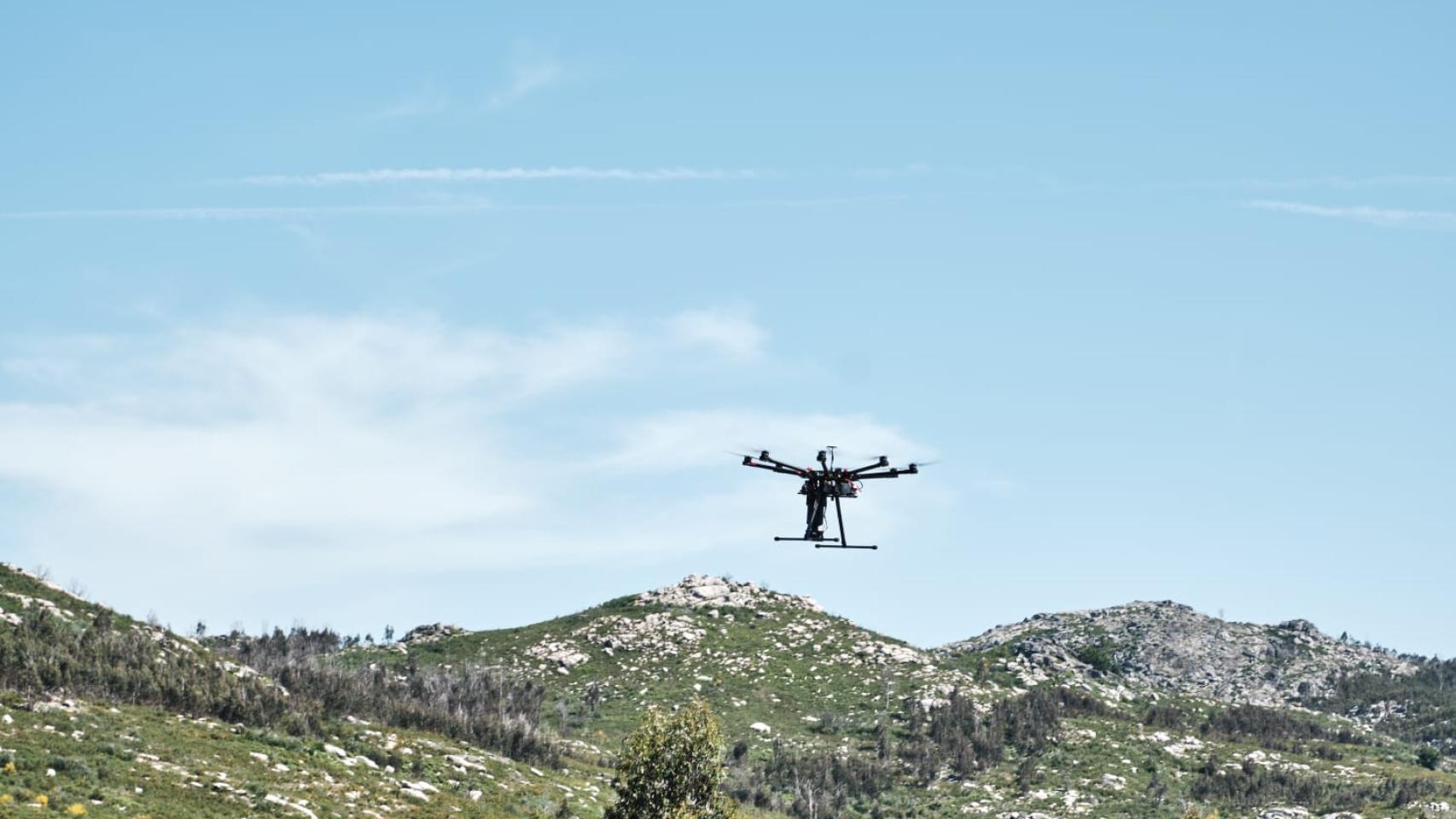 Dron con el que se ha hecho la plantación en Cercedo-Cotobade