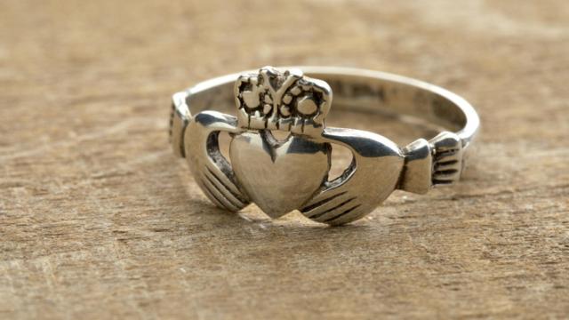 ¿Cuál es la diferencia entre la plata y el oro blanco?