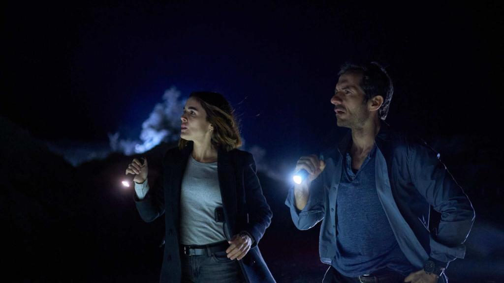 Javier Albalá y Adriana Ugarte son dos detectives con una relación tensa y conflictiva.