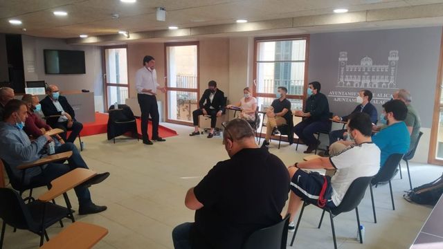 Reunión mantenida esta semana entre responsables políticos de todos los partidos y representantes de peñas herculanas.