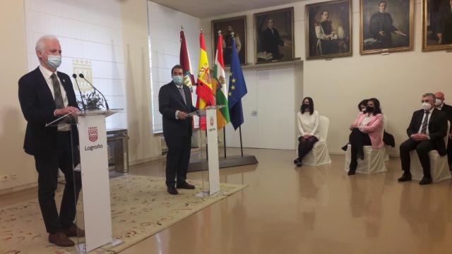 El alcalde de Logroño, Pablo Hermoso de Mendoza, a la izquierda, durante la presentación del proyecto de Bosonit.