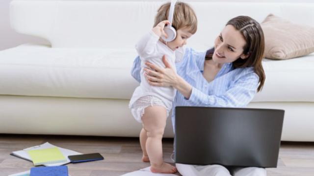 Una madre con su hijo mientras trabaja.