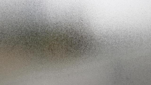 Trucos para evitar que el espejo del baño se empañe al salir de la ducha.