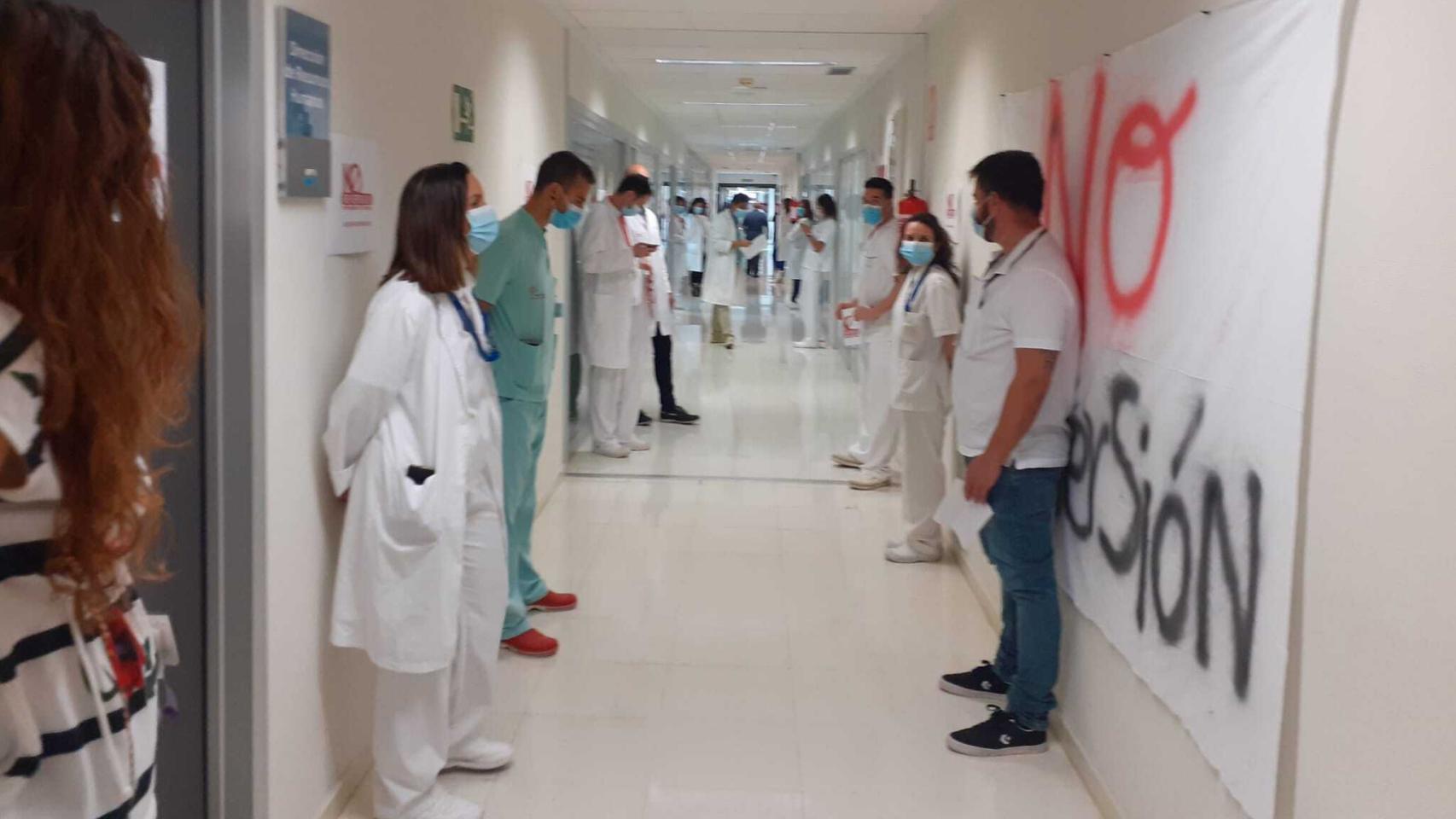 Los trabajadores de Torrevieja a la espera de la comitiva.