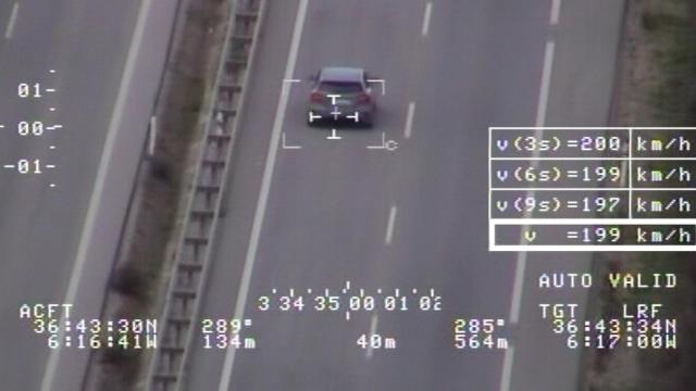 La DGT 'caza' a un coche que sobrepasa la velocidad máxima.