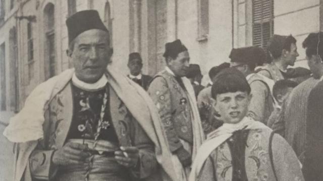 Un adolescente Camilo Sesto y su padre posan frente a la casa que albergará el museo.