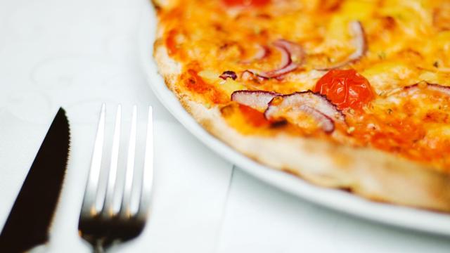 Pizza Margarita con tomates cherry (y una cebolla transgresora).