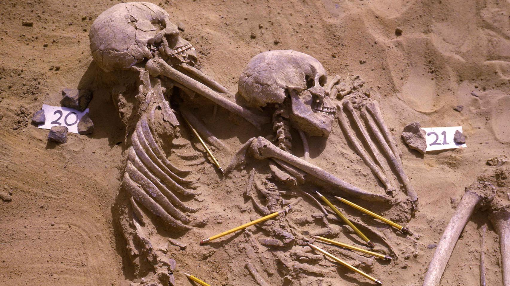 Enterramiento doble en Jebel Sahaba. Los lápices indican los artefactos líticos asociados.