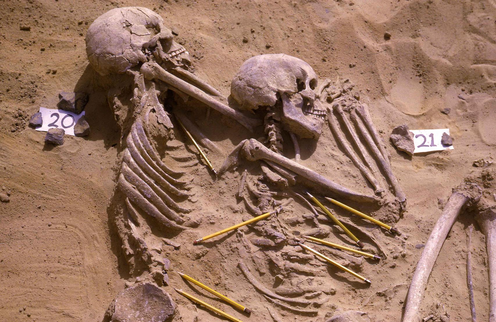 Enterramiento doble en Jebel Sahaba. Los lápices indican los artefactos líticos asociados.