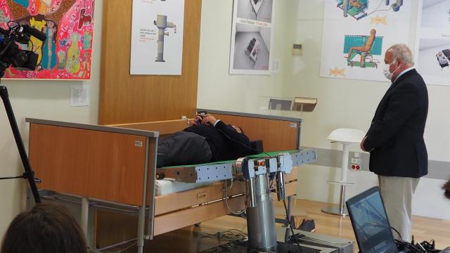 Camilla robótica inventada por el canario Manuel Borges