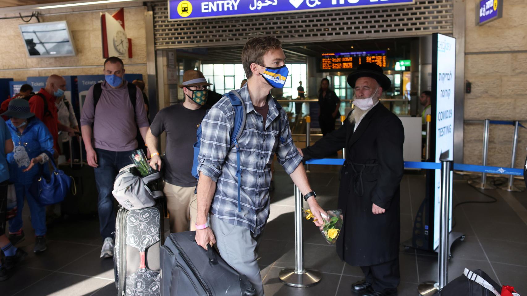 Israel reabre fronteras a pequeños grupos de turistas.