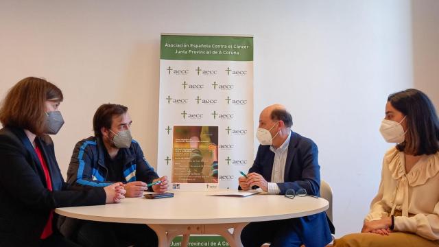 La AECC de A Coruña y los vecinos de Novo Mesoiro fomentan rutas saludables por el barrio