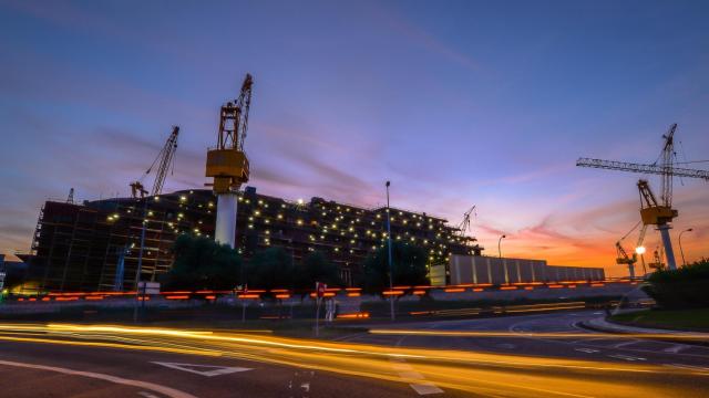 Operadores trabajando en el astillero de Barreras al atardecer.