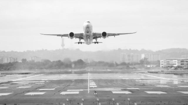 Un avión despegando.