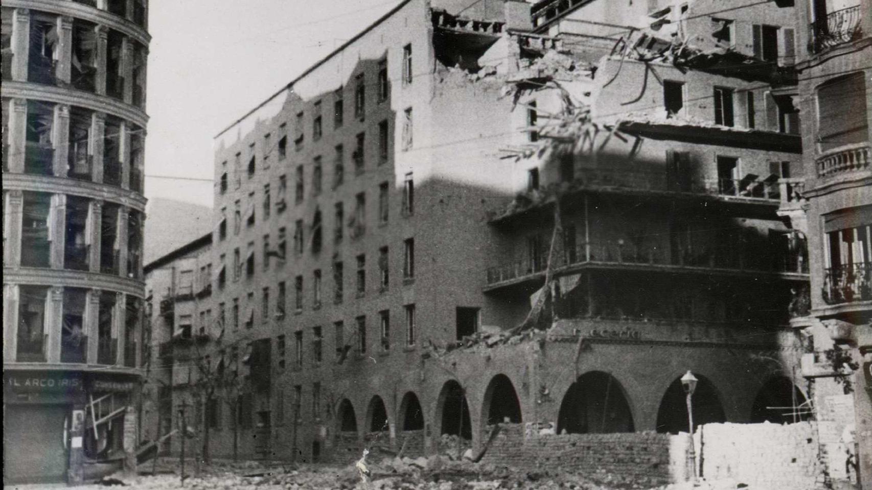 Efectos de un bombardeo sobre la Casa de las Flores.