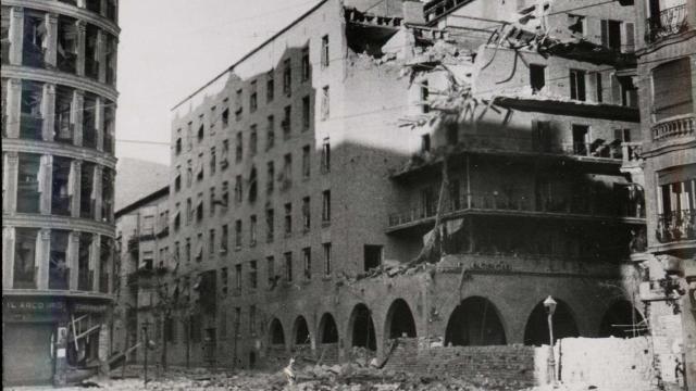 Efectos de un bombardeo sobre la Casa de las Flores.